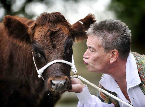 Billy Pearce looks set to be upstaged in Bradford this Christmas – by a scene-stealing diva who will take the bull by the horns. 