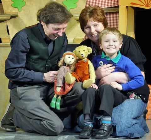 Youngsters and their mums celebrated Mother’s Day with a puppet show at Thornton Primary School. 
Children watched and joined in with Who’s Been Sitting In My Chair? – an interactive show which saw Goldilocks going on a bear hunt.