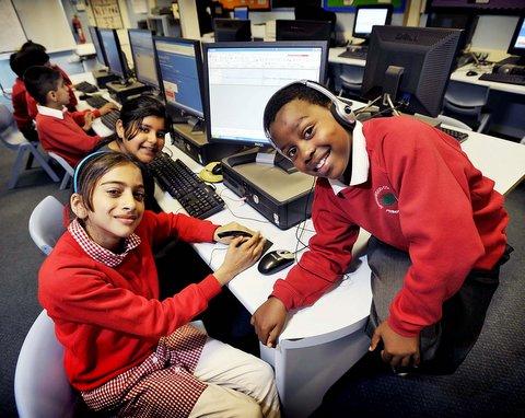 An award-winning podcast produced by pupils at a Springwood Primary School, Bradford, is encouraging their non-English speaking peers to embrace the native tongue. 