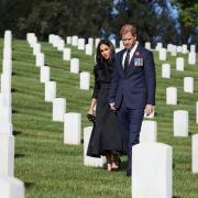 When in the close vicinity of other people, the Duke and Duchess both wore masks, but removed them when on their own or at a distance. The Duke and Duchess of Sussex during a private visit to the Los Angeles National Cemetery on Remembrance Sunday.