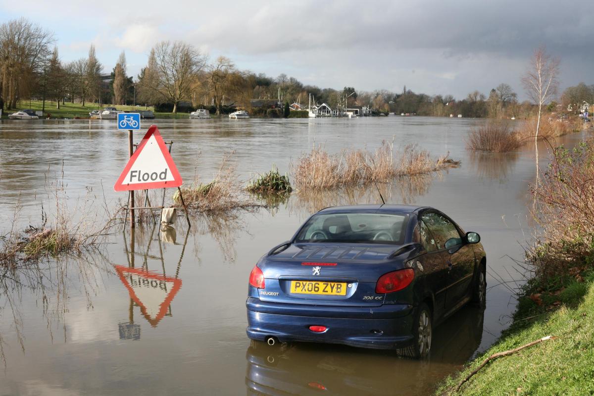 Car trouble: road closed in Kingston as flood gets worse