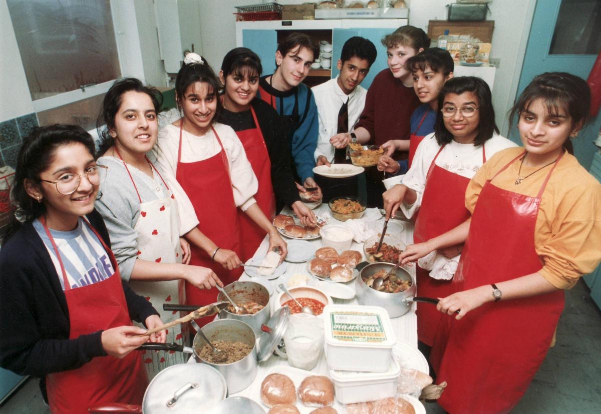 Thornton Grammar School preparing to open cafe, 1992