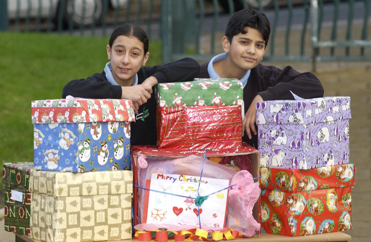 Carlton Bolling pupils with school food hampers in 2004