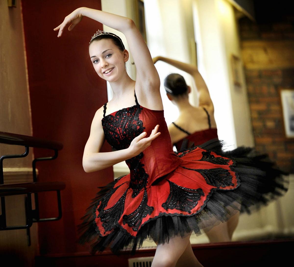 A young ballerina has received a £1,000 bursary to dance with the Royal Scottish Academy of Music and Drama. 