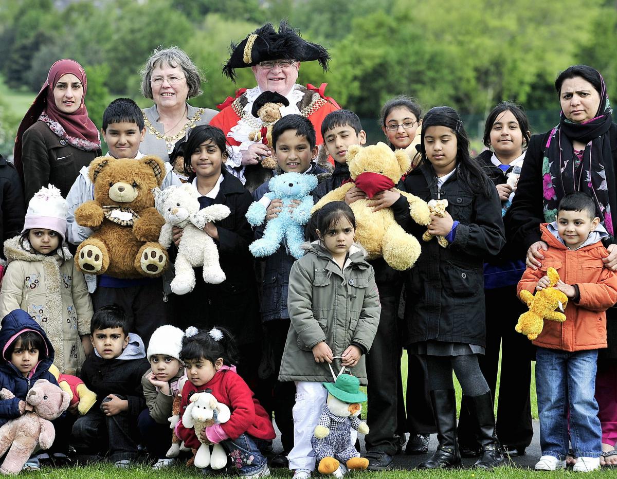 More than 1,200 people took part in a world record soft-toy chain attempt in Bradford. 