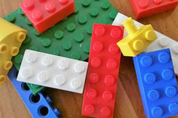Bradford Telegraph et Argus : blocs LEGO multicolores.  1 crédit