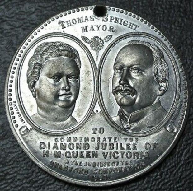 Bradford Telegraph and Argus: Commemorative medal designed by Fattorinis 