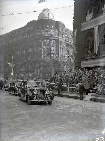 Bradford Telegraph and Argus: Crowds line the streets at the Queen and Prince Philip arrive in Bradford in 1954
