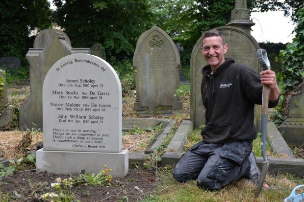 Bradford Telegraph und Argus: Ian Galbraith von Galbraith Memorials mit dem Grabstein 
