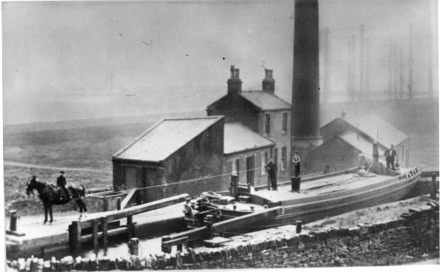 Bradford Telegraph and Argus: Spinkwell Locks on Bradford Canal circa 1890, before the spread of mills down Canal Road