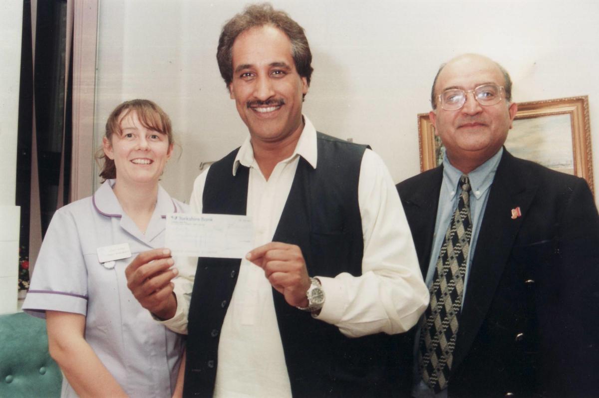 Aagrah boss Mohammed Aslam with a cheque for BRI Ward 7 1997