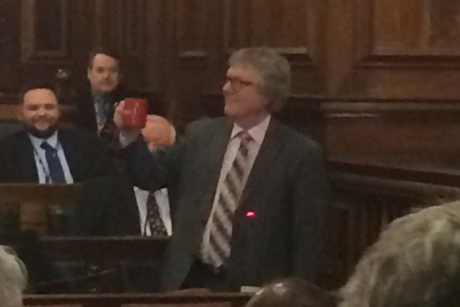 Tory councillor cracks open a beer during full Council meeting in tribute to Labour stalwart